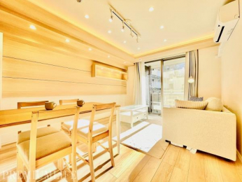 �@�쐼����̖��邢����������郊�r���O