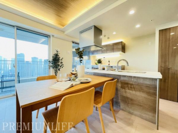 �@�Ƒ��̉�b�����R�ƒe�ށA���邭�J�������ӂ��_�C�j���O�X�y�[�X