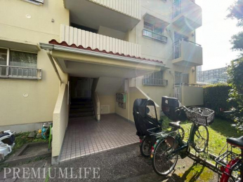 �@�������������͋C�Ő������ꂽ�G���g�����X