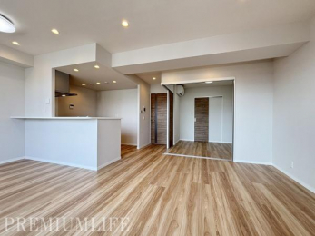 �@���邢����̎����ɁA�ؖڂ̃t���[�����O�����a�����i�ȃf�U�C��