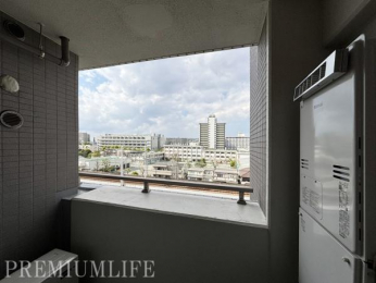 �@�y�k���z��Q���ɂ��o���R�j�[���t���Ă���A�J�����̂�����K�ȏZ��Ԃł�