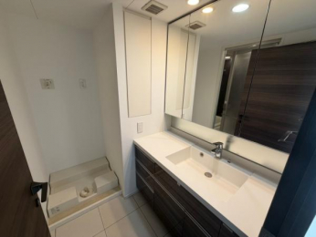 �@���[�t���̃��C�h�Ȑ��ʑ�B���ʉ��ɂ̓����h���[�X�y�[�X����B