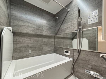 �@���������ӂ������f�U�C���ŁA�������Ƃ��낰�闁�����