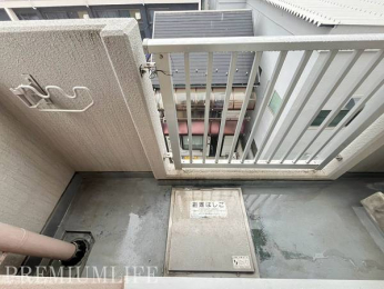 �@���邢�z������������2�ʂ̃o���R�j�[��Ԃ��A����ɏ�����^���܂�