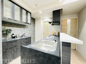 �@���[�L�x�Ŗ��邭�A�Ǝ������ɂ��z�����ꂽ�g������̗ǂ��J�b�v�{�[�h�����̃L�b�`��