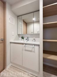 �@�L�x�Ȏ��[��������L�X���ʃX�y�[�X�ŁA�������萮�����K�ȕ�炵������