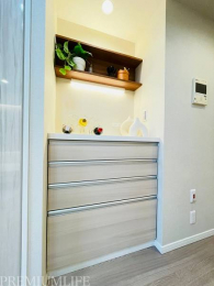 �@���[�͖L�x�ȃJ�b�v�{�[�h�t���B�H���Ɠd�𐮗��ł��A�L�b�`�����L���g���܂��B