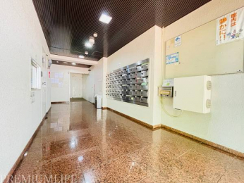 �@���[���{�b�N�X�E�h�ƃJ�����������B�Ǘ��̍s���͂������p���ŁA���S���ĕ�点�܂��B