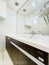 �@�g�C���Ɛ��ʈ�̌^�̋�ԁB�傫�ȋ��ň��������Ȃ��A�����������S���y������܂�