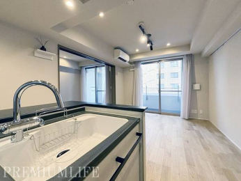 �@LD�ƈ�̊��̂���L�b�`���ŁA���������F�l��Ƒ��Ƃ̃R�~���j�P�[�V�������e�ދ��