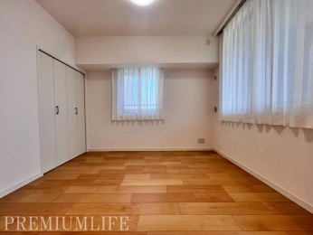 �@2�ʍ̌��Ŗ��邢�������������Ղ荷�����ށA�S�n�悳�ɕ�܂ꂽ���K�ȗm��